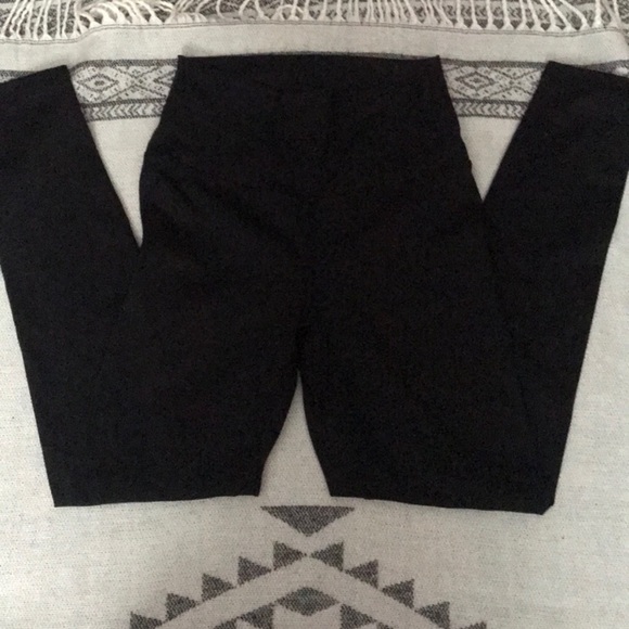 *SOLD* ECHT Scrunch Butt Leggings - Picture 4 of 5